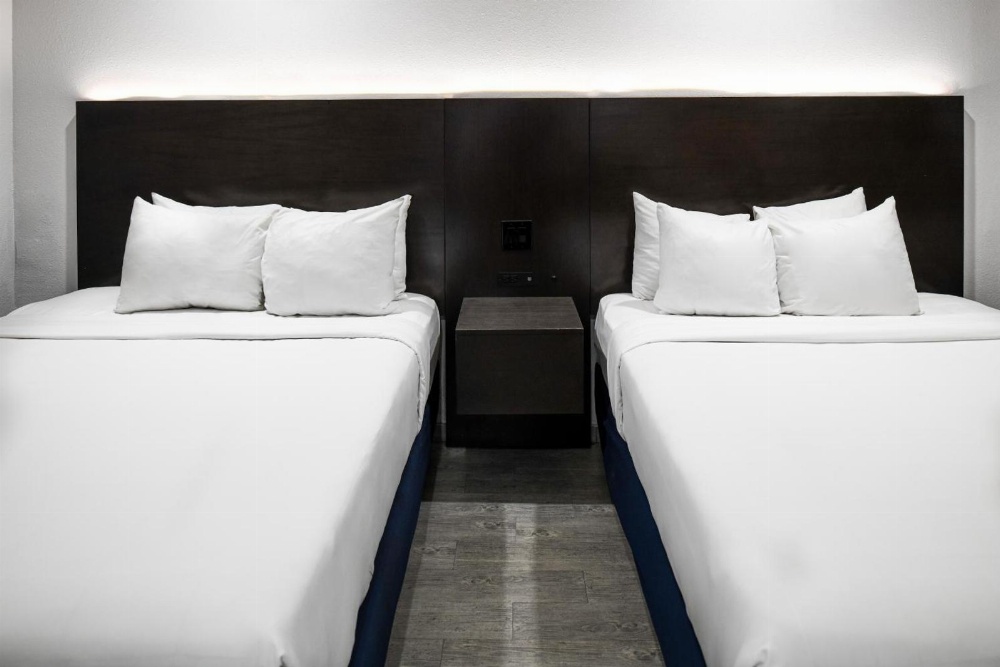 Hollywood Inn Express LAX Main image