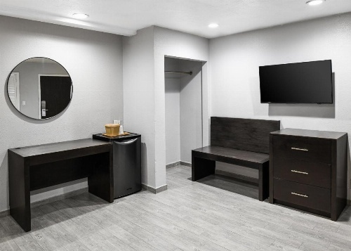 Hollywood Inn Express LAX image 5